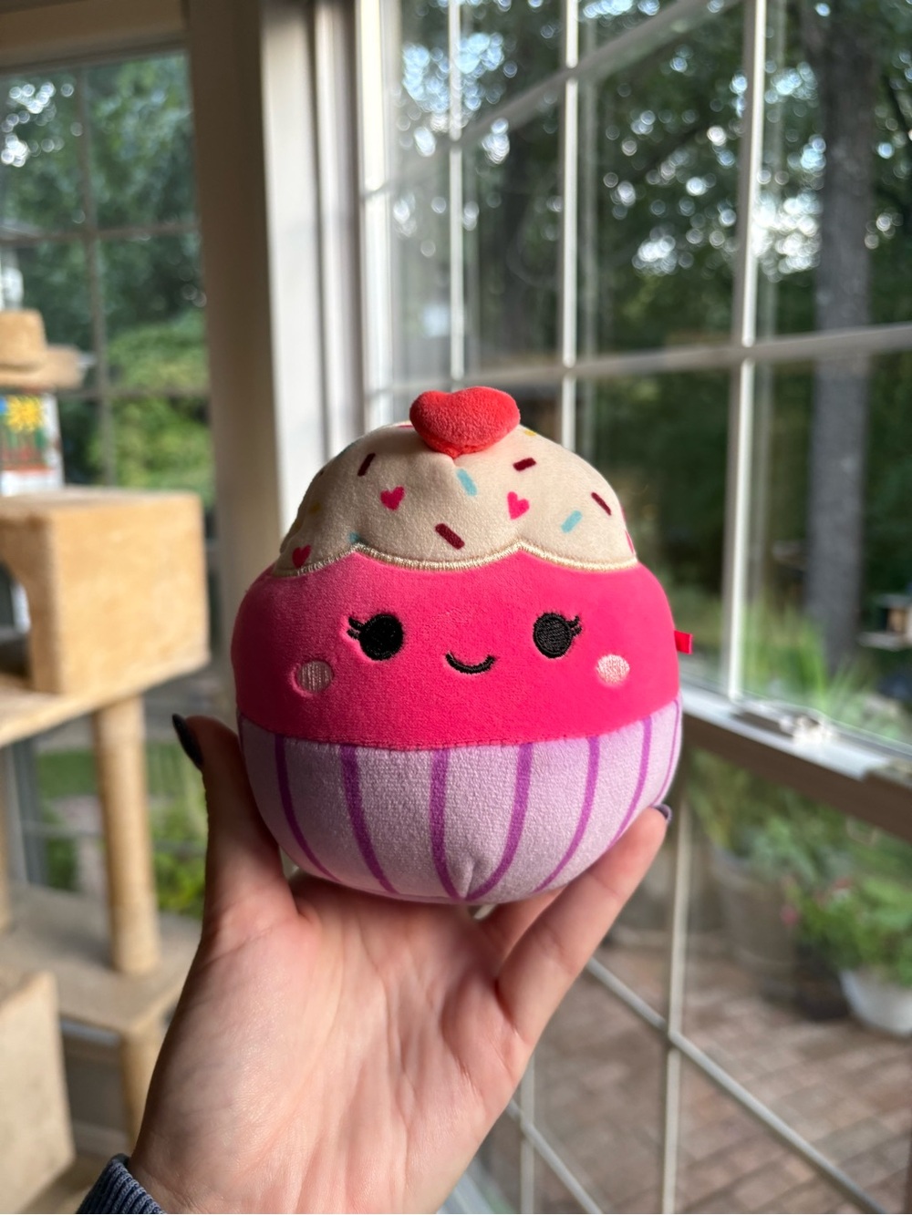 K8-e the Squishmallow Pink & Cream Cupcake valentines edition NWOT 5in